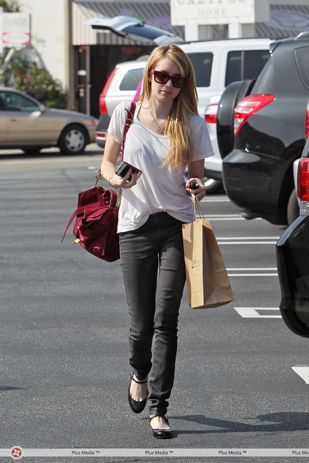 Emma Roberts shops at the Brentwood Country Mart | Picture 107301